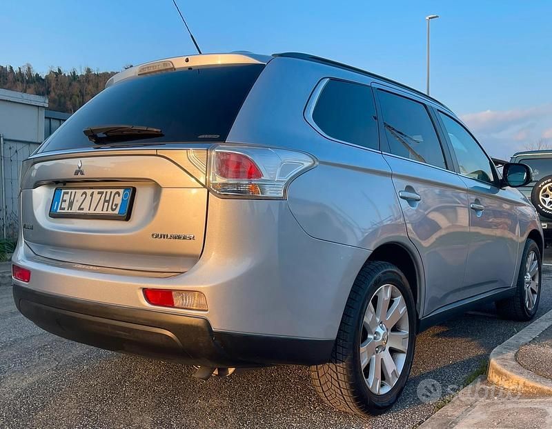 Usata Mitsubishi Outlander Instyle 150 CV (110 kW) 2014 Grigio SUV