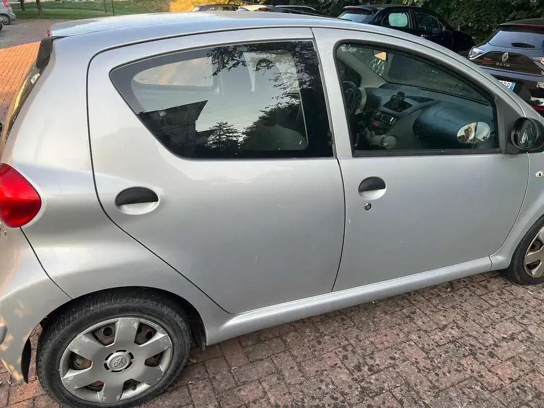 Usata Toyota Aygo 68 CV (50 kW) 2006 Grigio Utilitaria