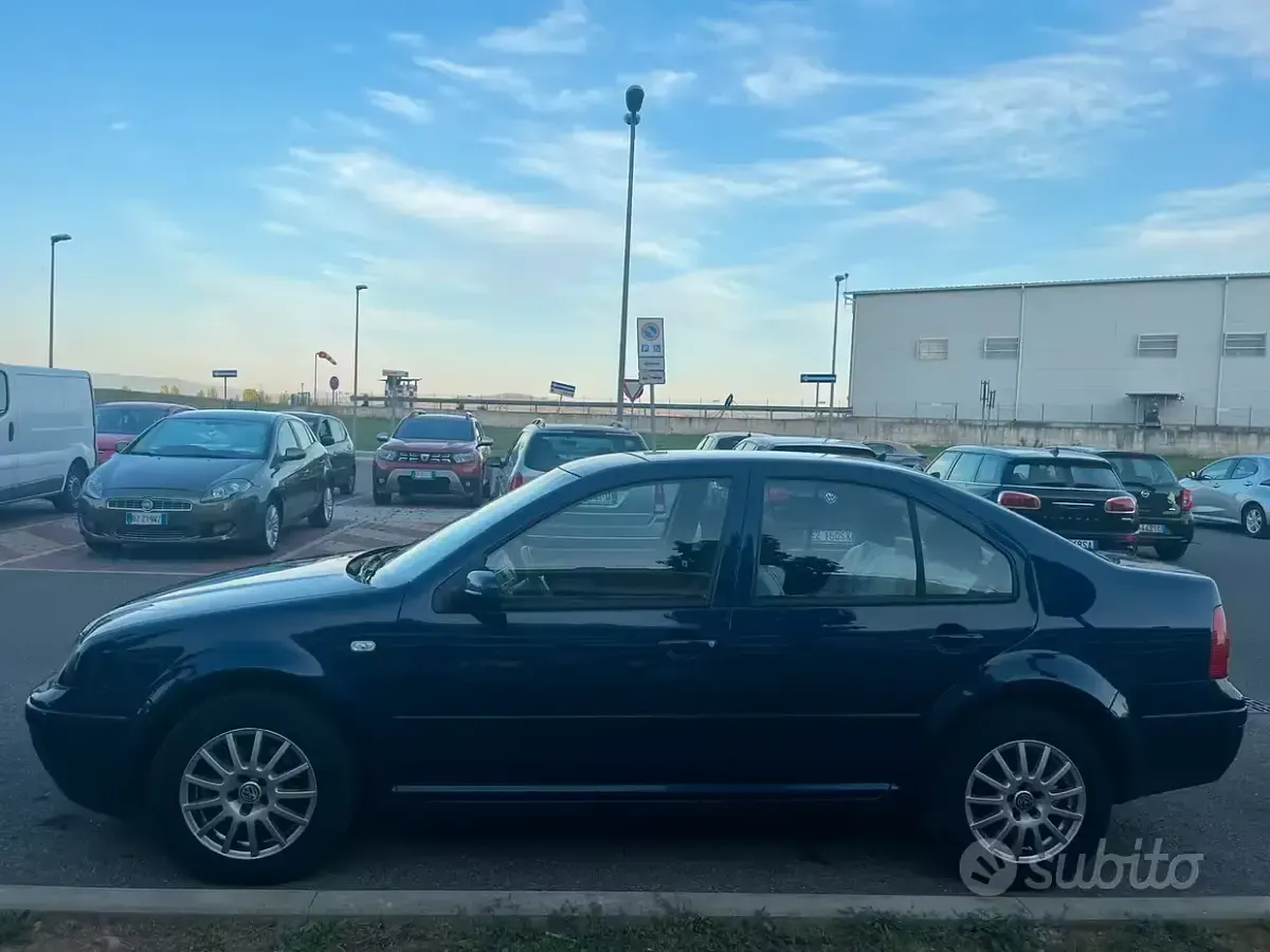 Usata VW Bora 101 CV (74 kW) 2005 Bluazzurro Berlina