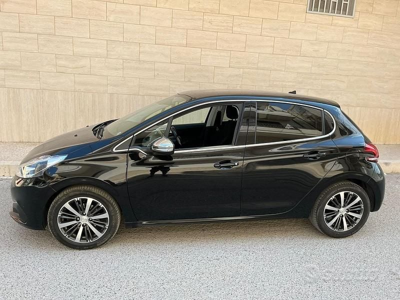 Usata Peugeot 208 Allure 75 CV (55 kW) 2018 Nero Utilitaria