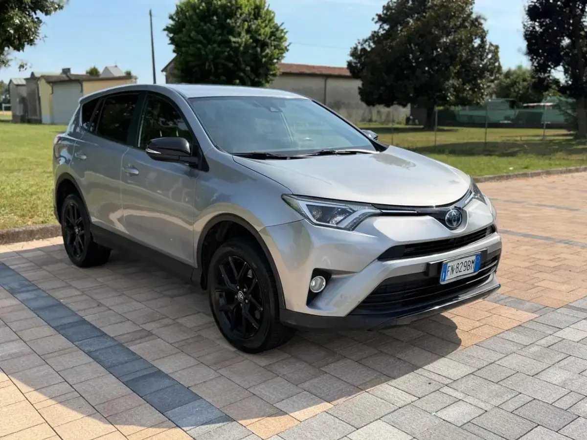 Usata Toyota RAV4 Hybrid Lounge 197 CV (144 kW) 2018 Grigio SUV