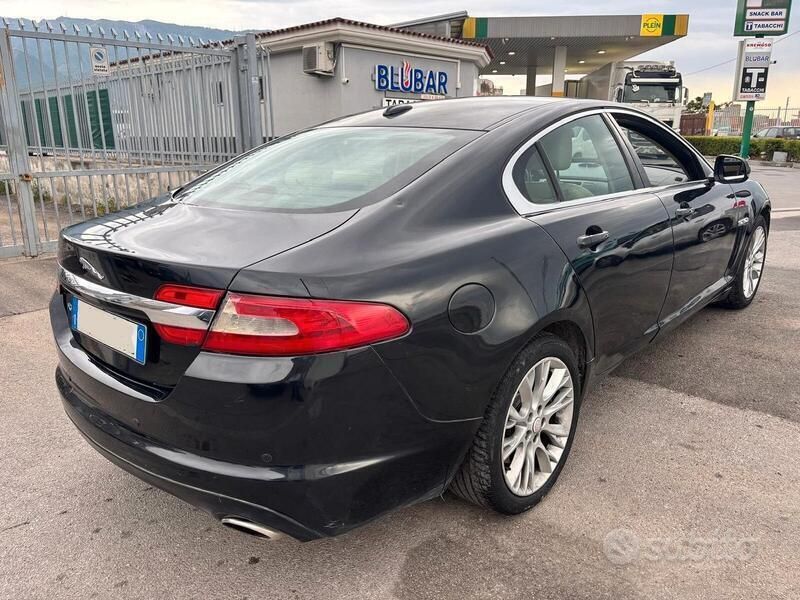 Usata Jaguar XF 190 CV (139 kW) 2012 Nero Berlina