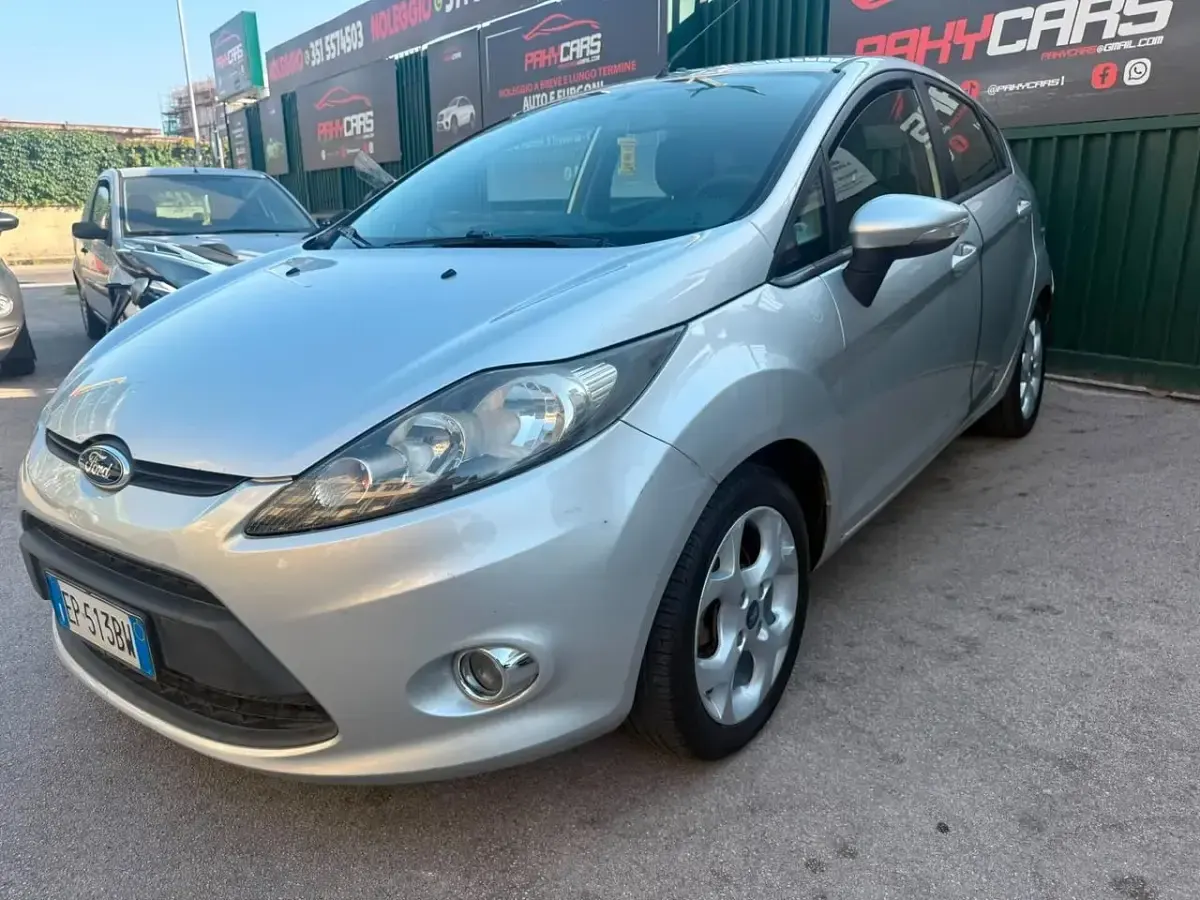 Usata Ford Fiesta 97 CV (71 kW) 2012 Grigio Berlina