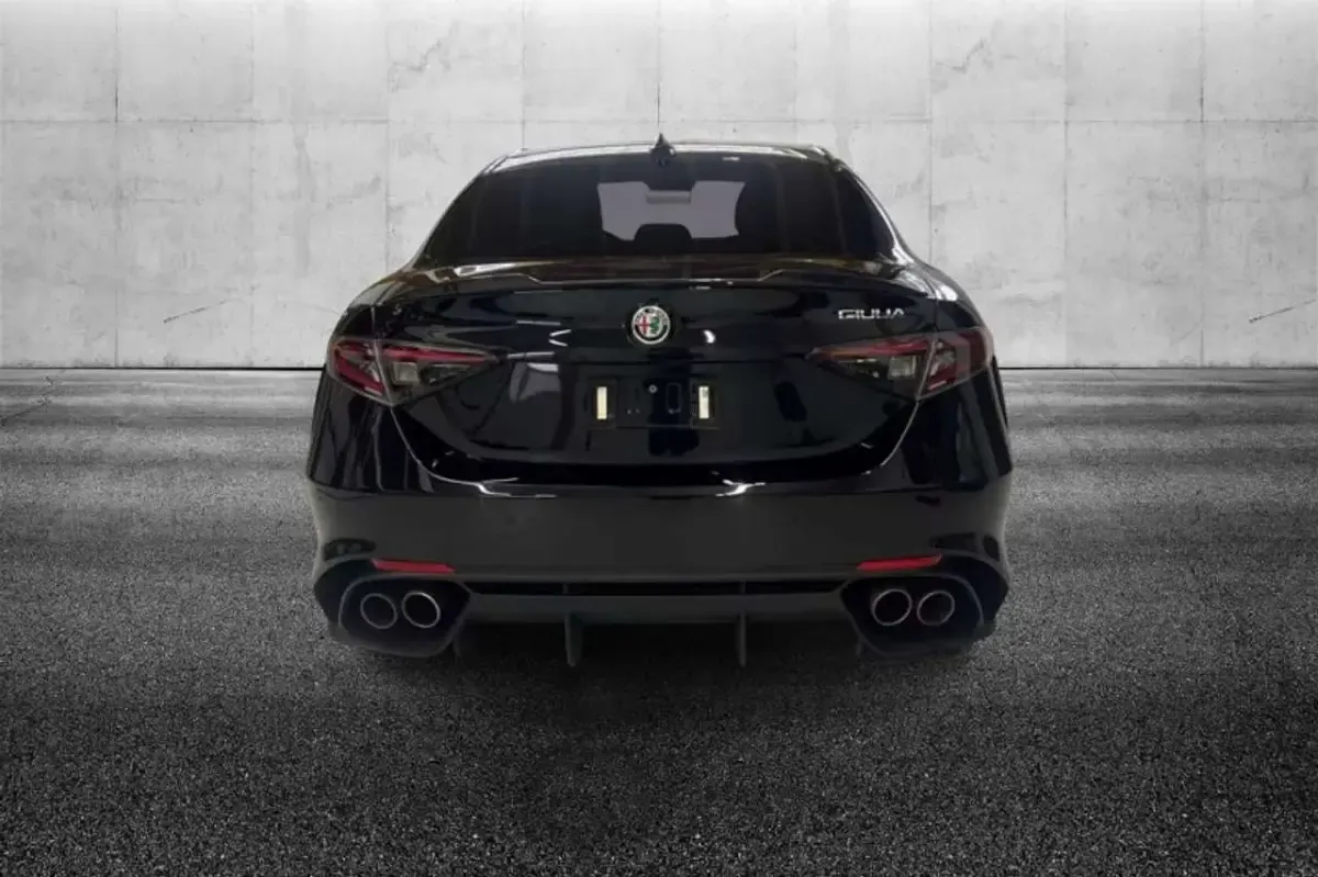 Usata Alfa Romeo Giulia Quadrifoglio 519 CV (381 kW) 2023 Nero metallizzato Berlina