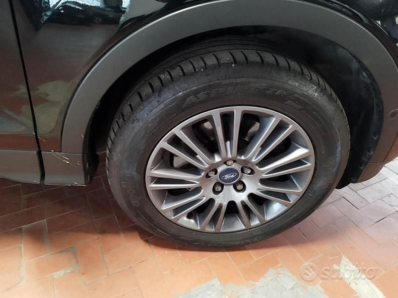 Usata Ford Kuga 140 CV (102 kW) 2014 Nero SUV