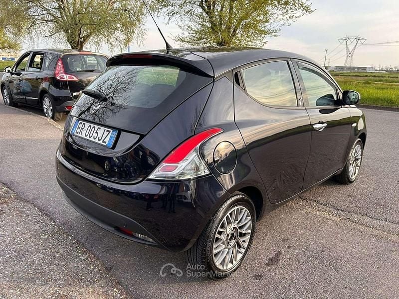 Usata Lancia Ypsilon Platinum 69 CV (50 kW) 2013 Blu/azzurro Utilitaria