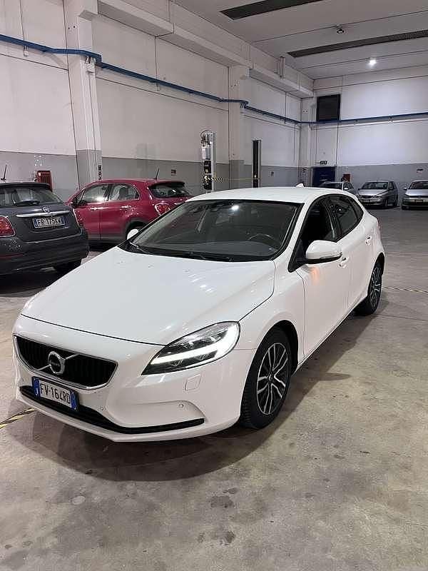 Usata Volvo V40 Business Edition 122 CV (89 kW) 2019 Berlina