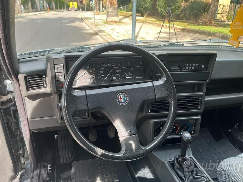 Usata Alfa Romeo 75 120 CV (88 kW) 1988 Grigio Berlina