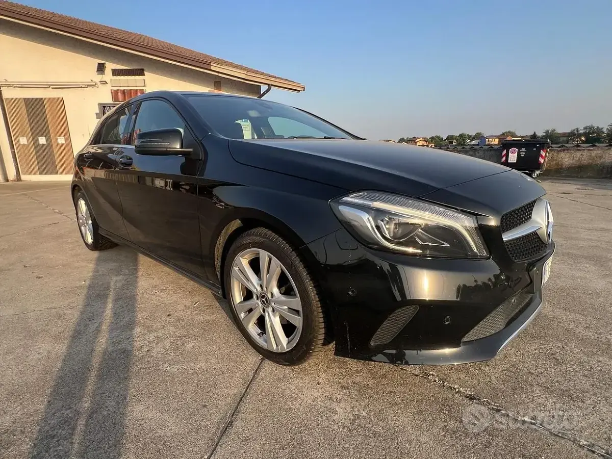 Usata Mercedes A180 116 CV (85 kW) 2019 Nero Berlina