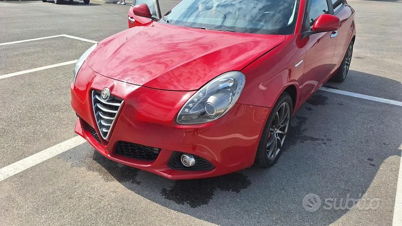 Usata Alfa Romeo Giulietta Distinctive 120 CV (88 kW) 2015 Rosso Utilitaria