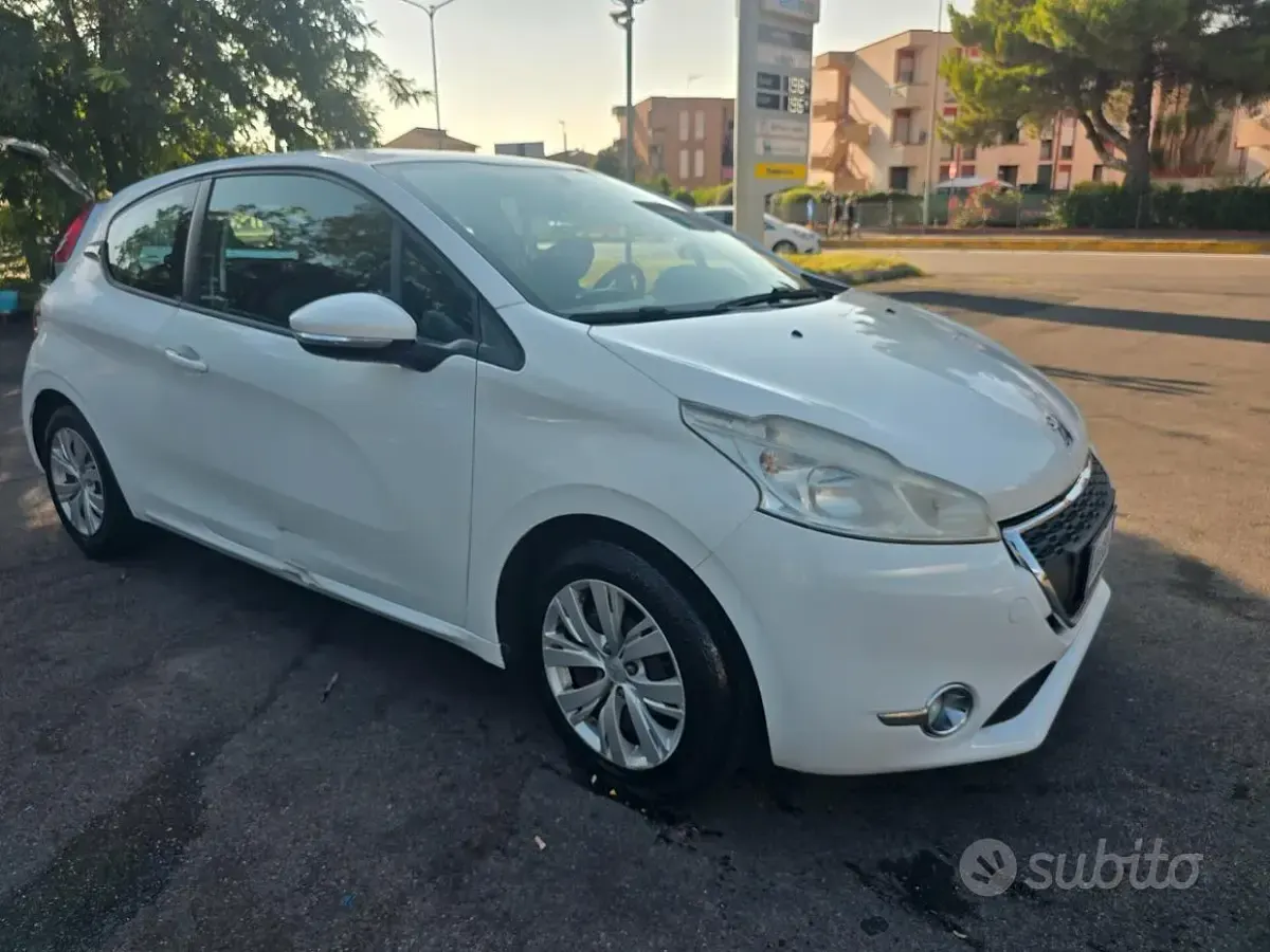 Usata Peugeot 208 Allure 82 CV (60 kW) 2014 Bianco Utilitaria