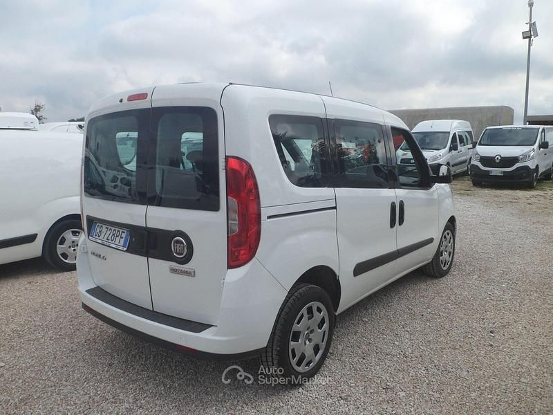 Usata Fiat Doblò 105 CV (77 kW) 2021 Bianco Monovolume