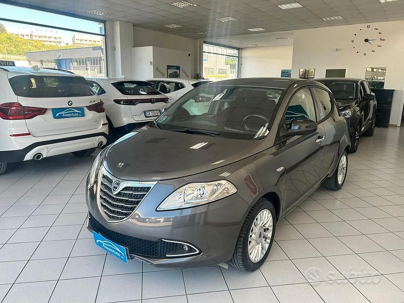 Usado Lancia Ypsilon 69 HP (50 kW) 2014 Cinzento Citadino
