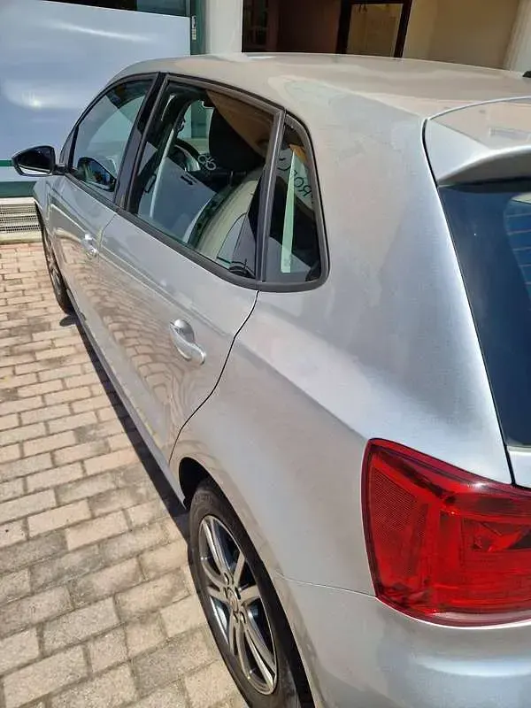 Usata VW Polo Comfortline 60 CV (44 kW) 2017 Argento Berlina