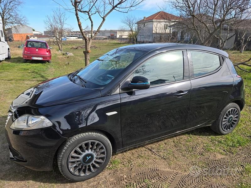 Usata Lancia Ypsilon 69 CV (50 kW) 2014 Nero Utilitaria