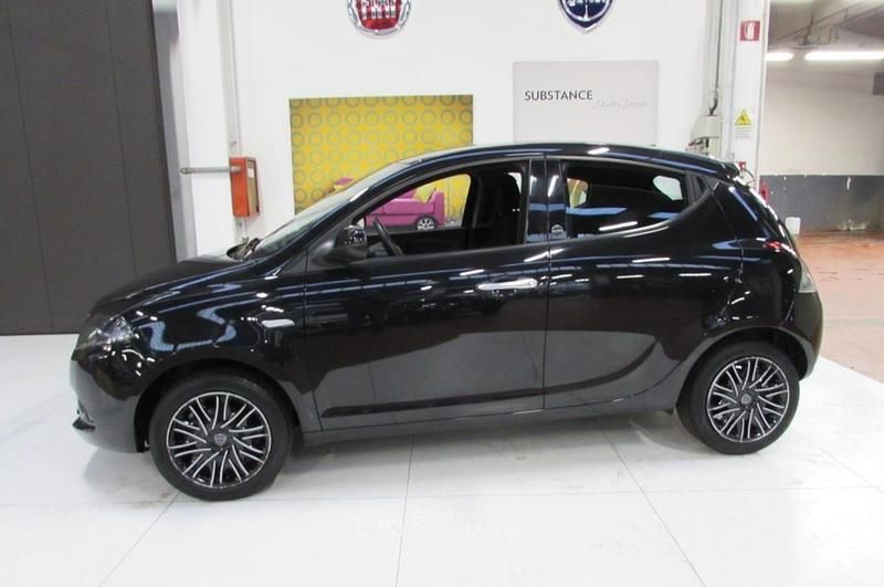 Usata Lancia Ypsilon Gold 70 CV (51 kW) 2021 Nero Utilitaria