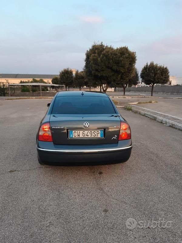 Usata VW Passat 101 CV (74 kW) 2005 Grigio Berlina
