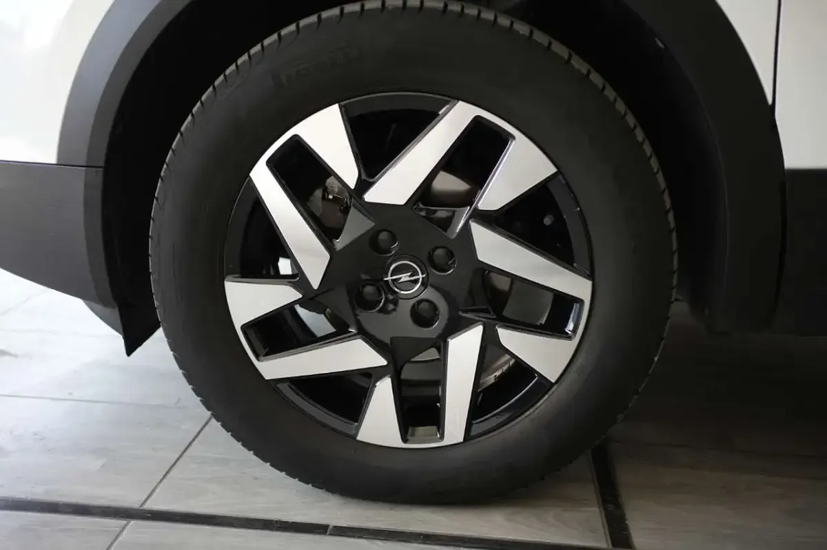 Usata Opel Mokka Edition 131 CV (96 kW) 2022 Bianco alpino+tetto nero SUV