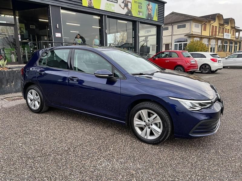 Usata VW Golf VIII Life 116 CV (85 kW) 2021 Blu Berlina