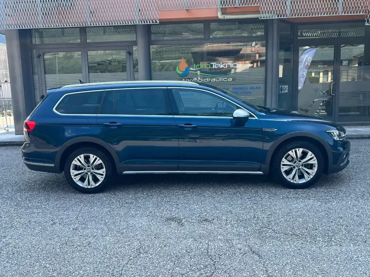 Usata VW Passat Alltrack 200 CV (147 kW) 2022 Blu/azzurro Station wagon
