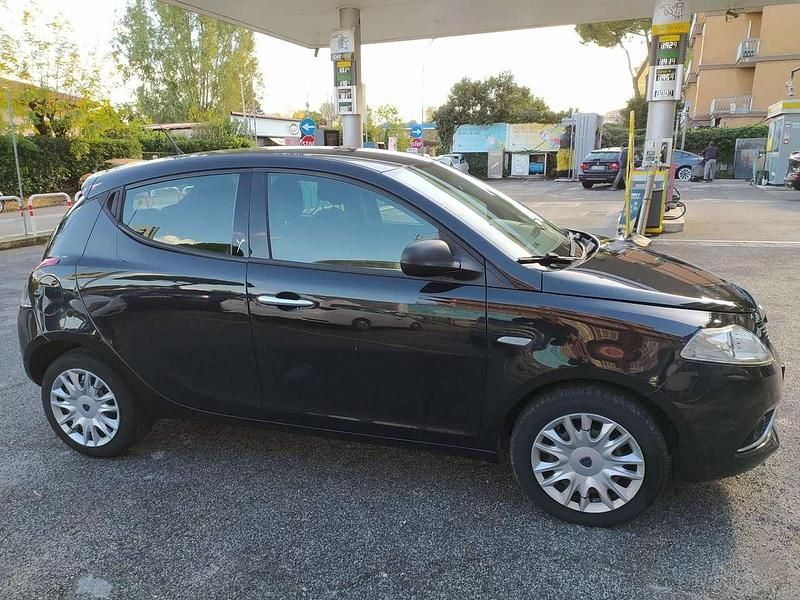 Usata Lancia Ypsilon Silver 95 CV (69 kW) 2016 Nero Utilitaria