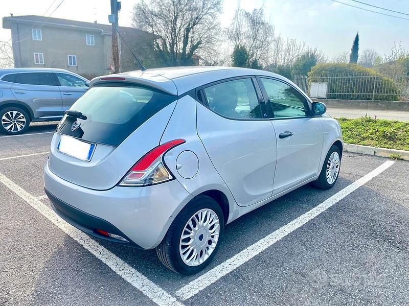 Usata Lancia Ypsilon 69 CV (50 kW) 2018 Grigio Utilitaria