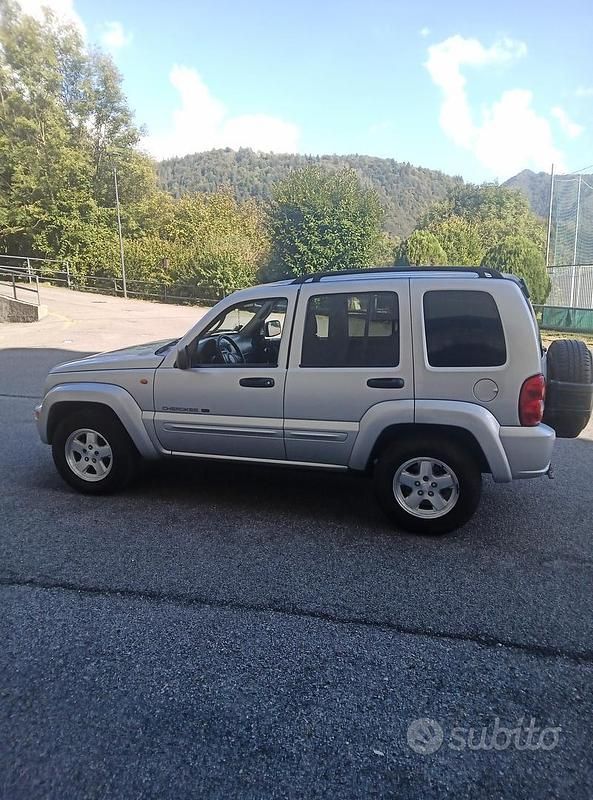 Usata Jeep Cherokee 143 CV (105 kW) 2003 Grigio SUV