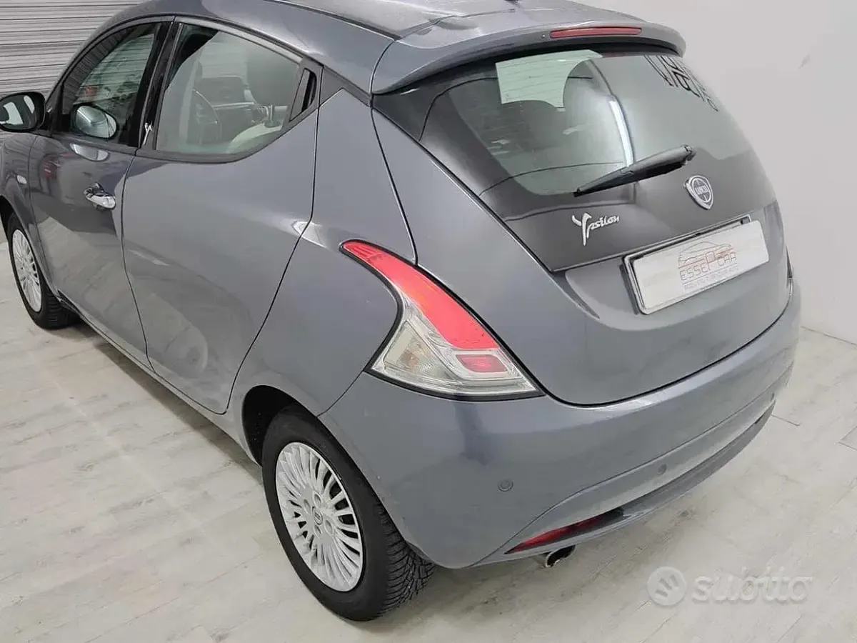 Usata Lancia Ypsilon Gold 69 CV (50 kW) 2016 Grigio scuro Utilitaria