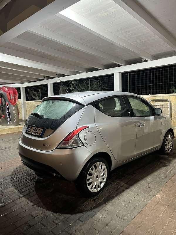 Usado Lancia Ypsilon Silver 69 HP (50 kW) 2012 Citadino