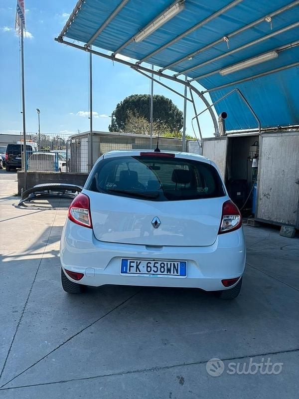 Usata Renault Clio II 75 CV (55 kW) 2011 Bianco Berlina