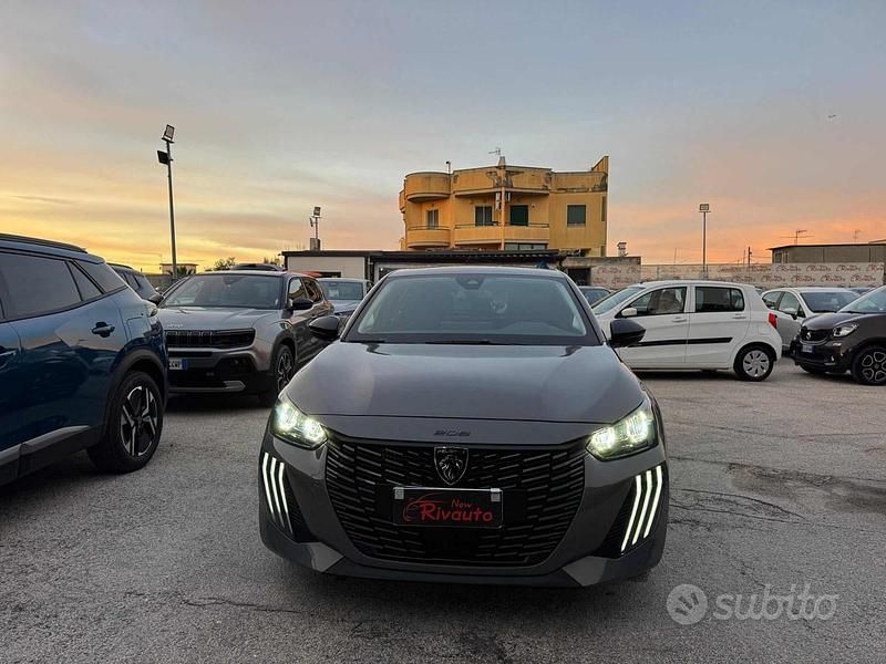 Grigio Usata 2025 Peugeot 208 Allure Due volumi | 18.900 € (Buon prezzo) - Immagine 1/4