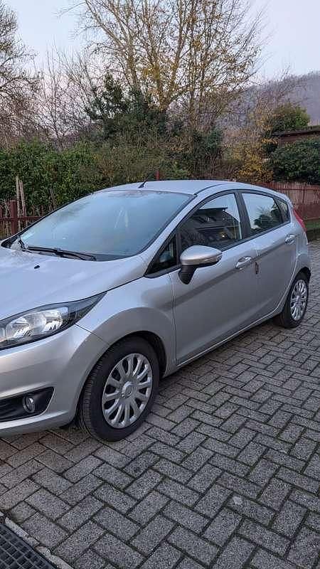Usata Ford Fiesta 75 CV (55 kW) 2016 Argento Berlina