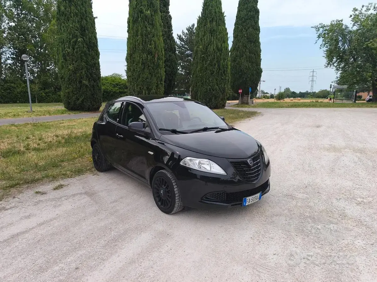 Usata Lancia Ypsilon Gold 69 CV (50 kW) 2015 Nero Utilitaria