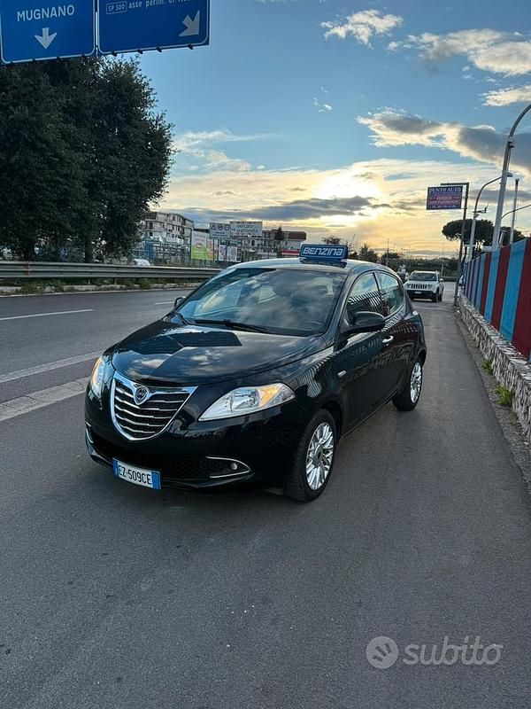 Usata Lancia Ypsilon 69 CV (50 kW) 2015 Nero Utilitaria