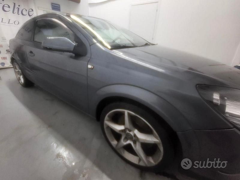 Usata Opel Astra GTC Cosmo 120 CV (88 kW) 2005 Grigio Berlina