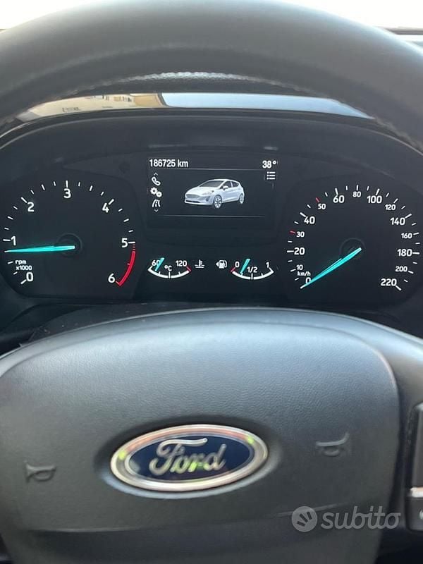 Usata Ford Fiesta 101 CV (74 kW) 2018 Grigio Utilitaria