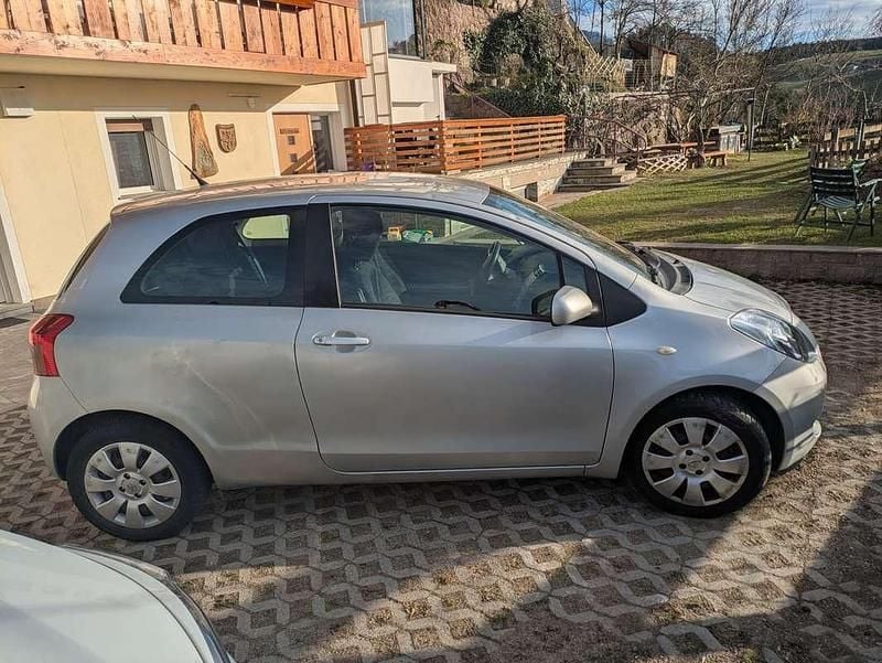 Usado Toyota Yaris Sol 87 CV (63 kW) 2007 Plateado Utilitario