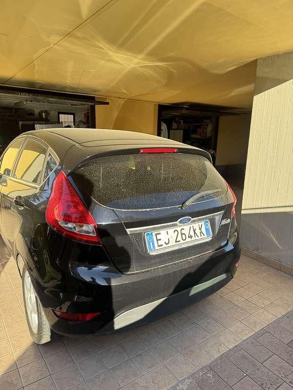 Usata Ford Fiesta 96 CV (70 kW) 2011 Nero Utilitaria