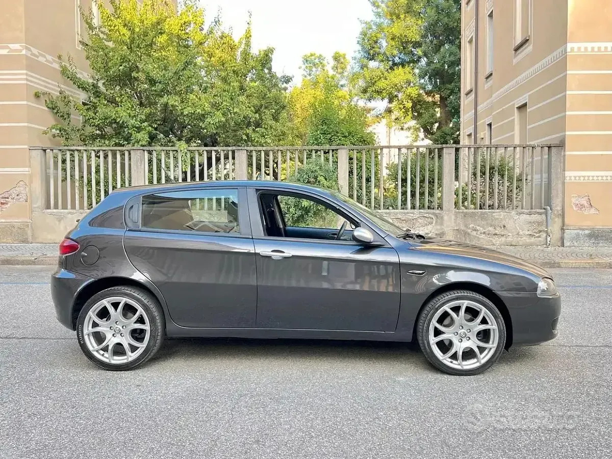 Usata Alfa Romeo 147 Distinctive 105 CV (77 kW) 2008 Grigio lipari metallizzato Utilitaria