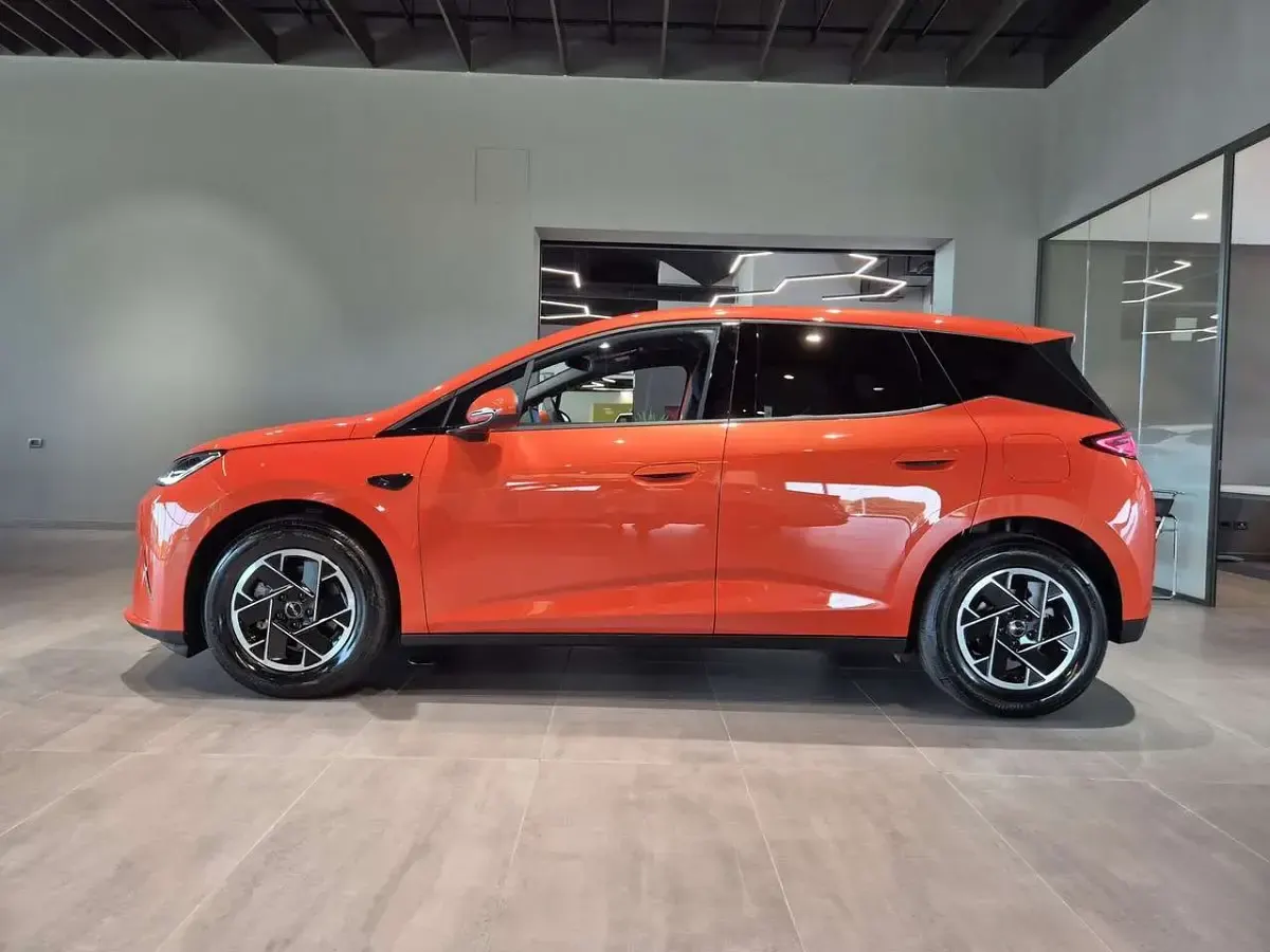 Nuova BYD Dolphin Boost 155 kW (212 CV) 2026 Orange sunset Utilitaria