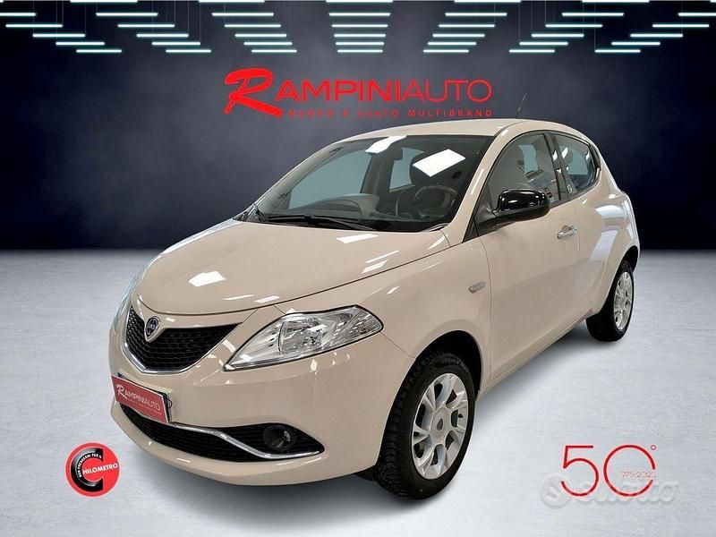 Usata Lancia Ypsilon Gold 85 CV (62 kW) 2016 Bianco Utilitaria