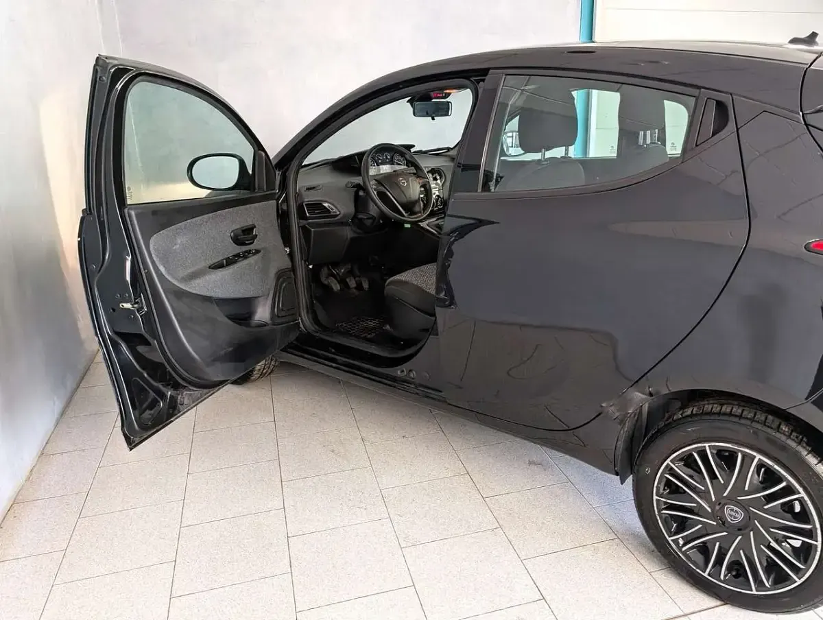 Usata Lancia Ypsilon Silver 70 CV (51 kW) 2023 Nero Utilitaria