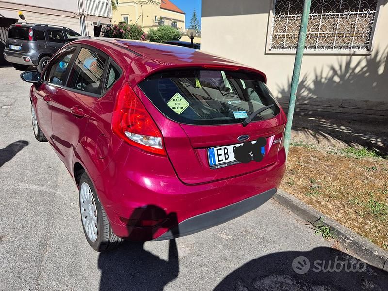 Rosso Usata 2010 Ford Fiesta Due volumi | 3900 € (Buon prezzo) - Immagine 1/4