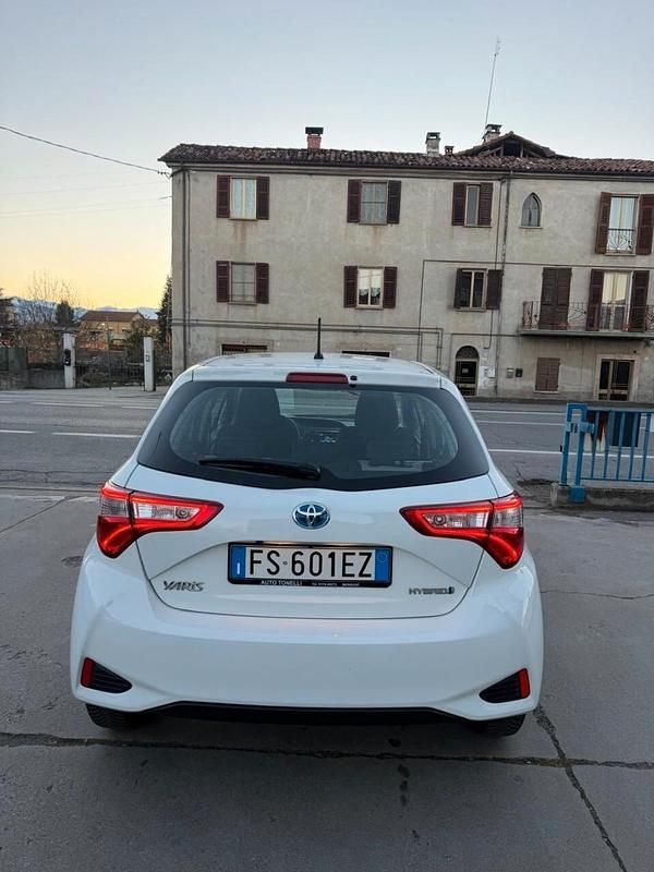 Usata Toyota Yaris Hybrid Cool 73 CV (53 kW) 2019 Bianco Berlina
