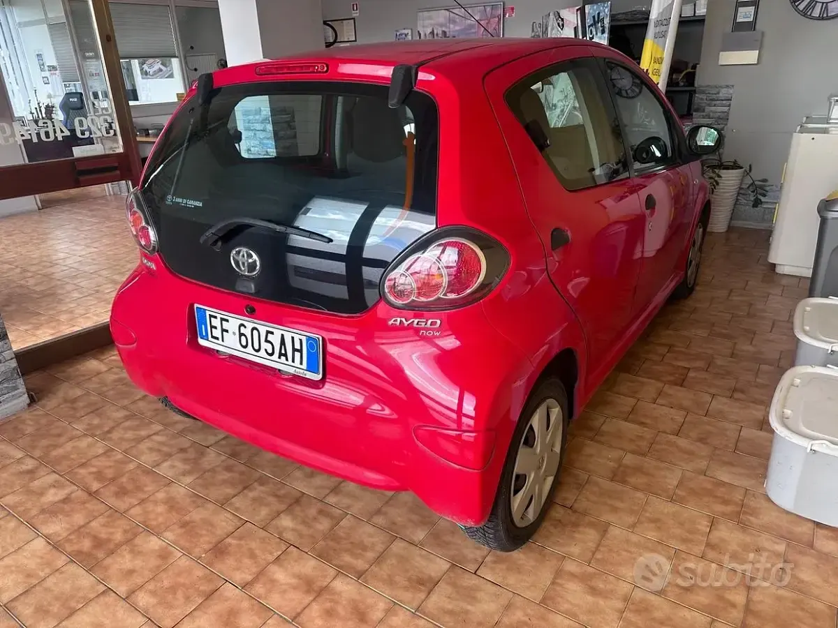 Usado Toyota Aygo 68 HP (50 kW) 2010 Vermelho Citadino