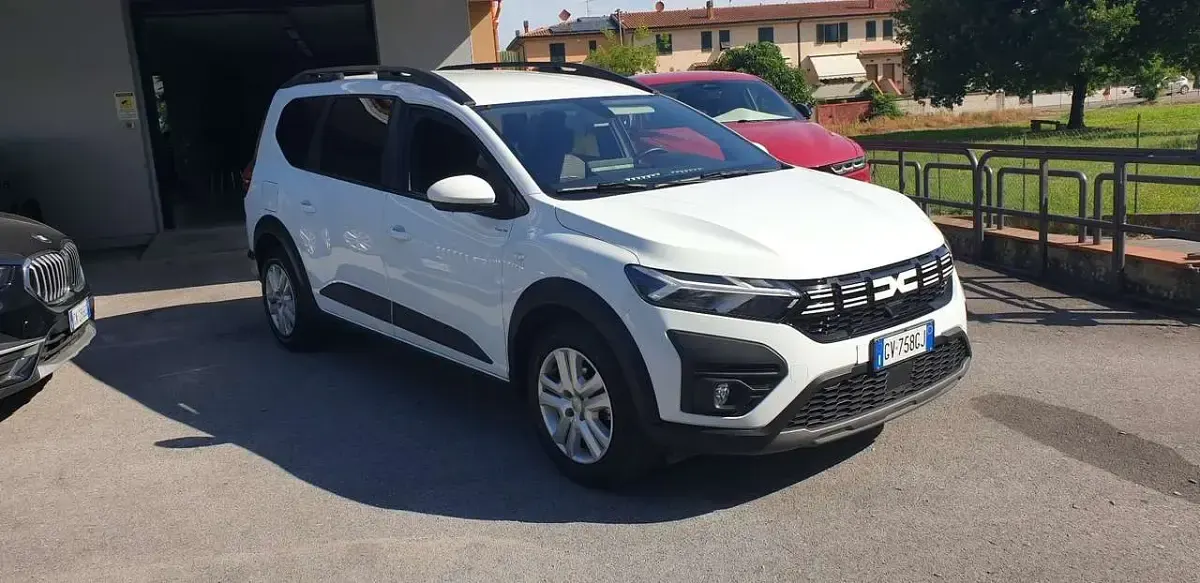 Usata Dacia Jogger Expression 101 CV (74 kW) 2024 Bianco Monovolume