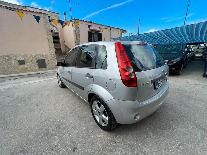 Usata Ford Fiesta Ghia 67 CV (49 kW) 2006 Argento Berlina