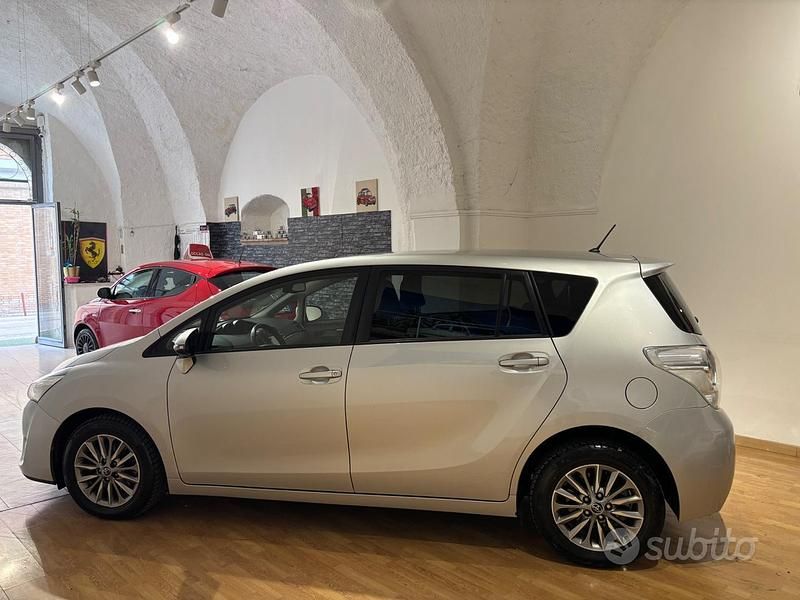 Usata Toyota Verso Style 111 CV (81 kW) 2016 Arancione Monovolume
