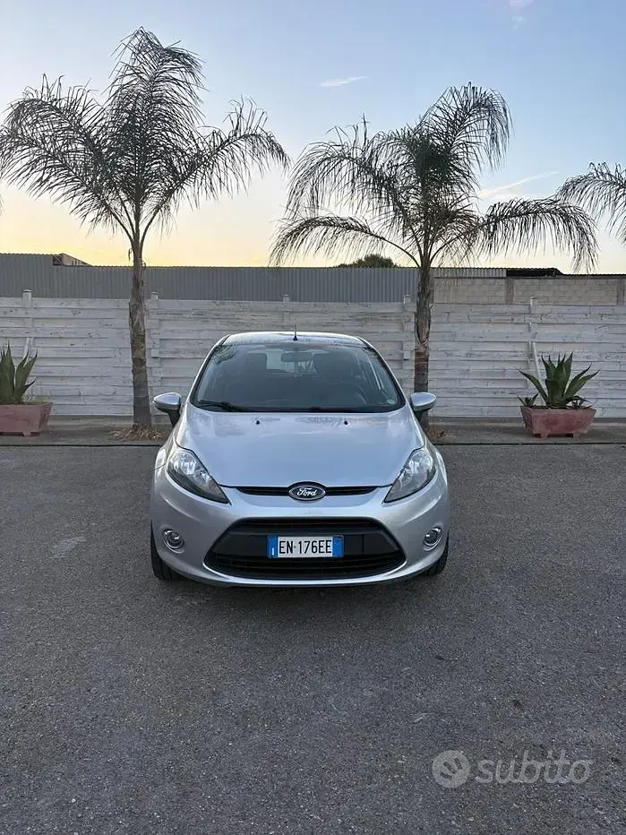 Usata Ford Fiesta 82 CV (60 kW) 2012 Grigio Berlina