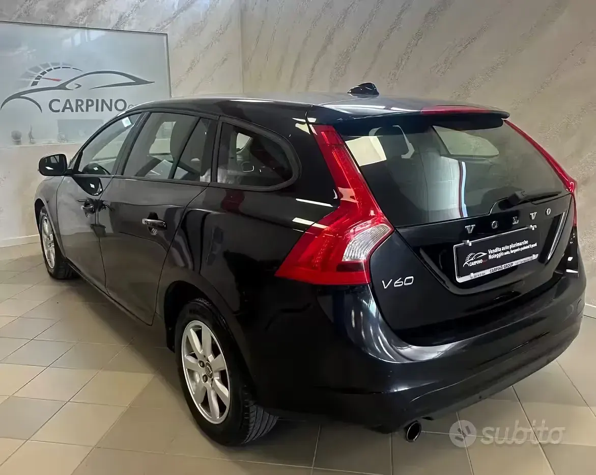 Usata Volvo V60 Momentum 115 CV (84 kW) 2014 Nero Station wagon